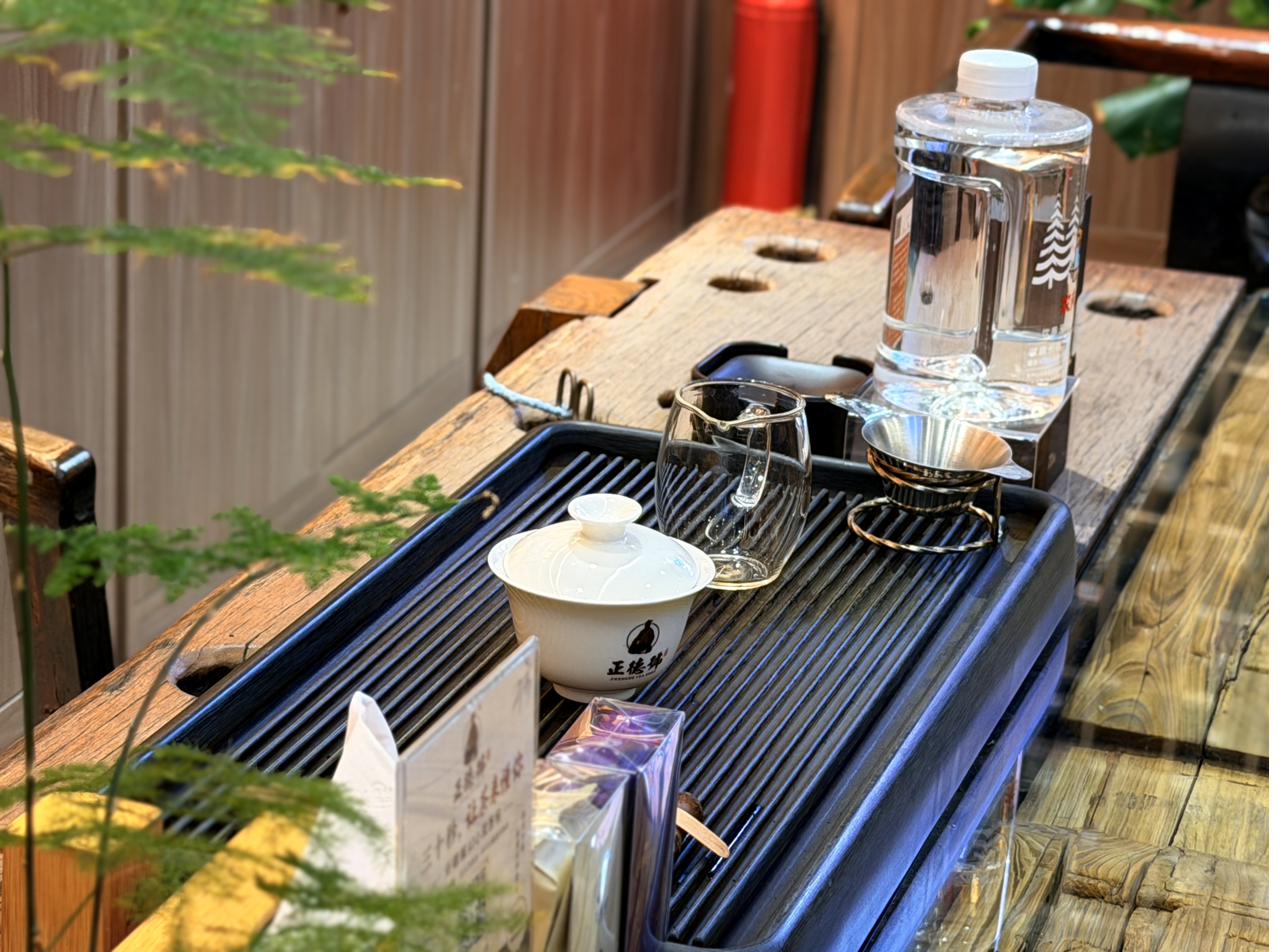 正德号友山店茶桌接待场景